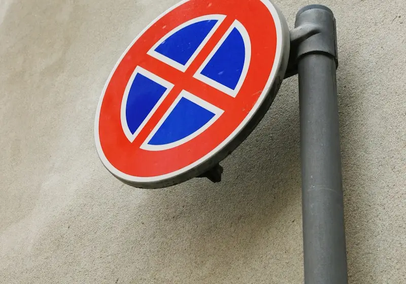 Verkehrsschild absolutes Halteverbot für die Umzugs-Halteverbotszone