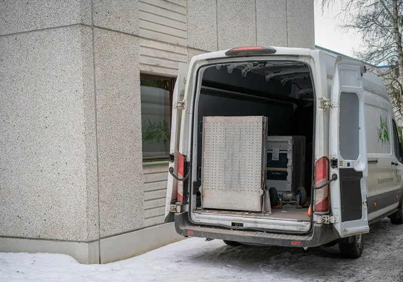 Geöffneter Transporter mit verladenen Möbelstücken